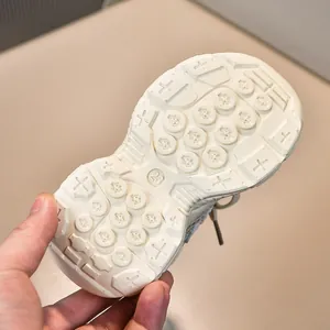 Gros plan de la semelle antidérapante des baskets pour enfants avec taille 23 et texture