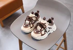 Detail des atmungsaktiven Mesh-Obermaterials und Kunstleders an Kinder-Sportschuhen