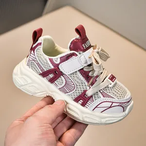 Gros plan détaillé du matériau en maille respirante et de la bande velcro de la chaussure