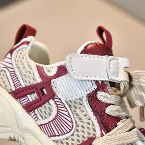 Gros plan détaillé de baskets pour enfants avec maille respirante et détails de couture