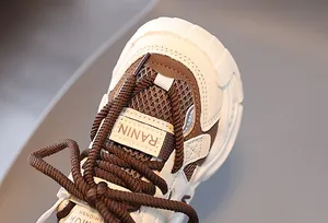 Detailaufnahme der atmungsaktiven Netzstruktur und Ledernähte bei Retro-Kinderschuhen