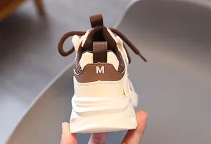 Detailansicht der atmungsaktiven Mesh- und Kunstleder-Ferse am Kleinkinder-Sneaker