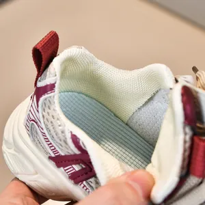 Détail de la doublure en maille respirante et de la semelle intérieure pour enfants