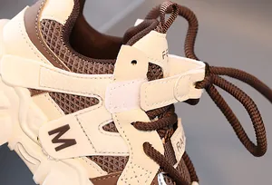 Detailansicht der Kindersneaker mit Meshtextur und praktischem Klettverschluss