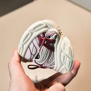 Détail de la semelle flexible sur baskets en mesh respirant pour enfants blanc et bordeaux