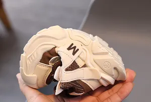 Detail der flexiblen Gummisohle mit hoher Elastizität für Kleinkind-Laufschuhe