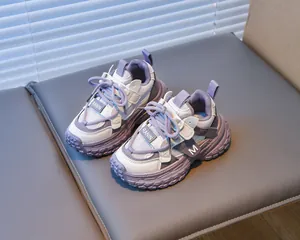 Détail de baskets respirantes pour enfants montrant les textures violettes et le logo M