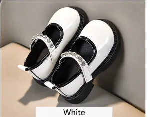 Weiße Mary-Jane-Schuhe für Mädchen mit glitzerndem Strassriemen und dicker schwarzer Sohle