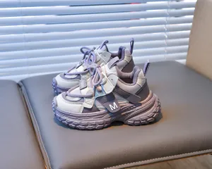 Détail de la tige en maille respirante et semelle épaisse pour baskets violettes enfant