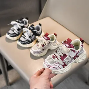 Baskets respirantes en maille pour enfants en style patchwork sportif noir et rouge