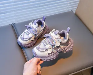 Détail de baskets enfant violettes et blanches en mesh respirant avec semelles épaisses