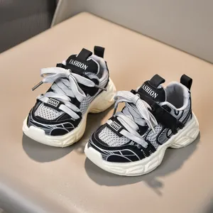 Baskets en maille respirante pour enfants en noir et blanc avec semelle épaisse