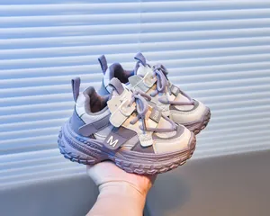 Détail de basket enfant violette avec tige en maille respirante et semelle souple