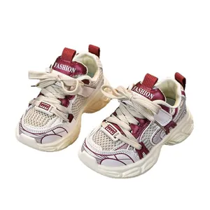 Baskets respirantes en maille pour enfants en blanc et bordeaux avec semelle épaisse