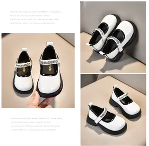 Detail der Kleinkinder Mary Jane Schuhe mit Strassriemen und kontrastierender dicker Sohle