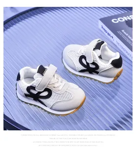 Détail de baskets enfant en mesh respirant avec bande velcro et semelle en caoutchouc