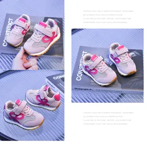 Détail de baskets en mesh rose et gris pour enfants avec velcro et tissu respirant
