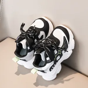 Baskets pour enfants en noir et blanc avec velcro et matière en maille respirante