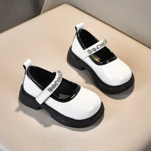 Detailansicht weißer Mary Jane Schuhe mit Strassriemen und schwarzer Plateausohle