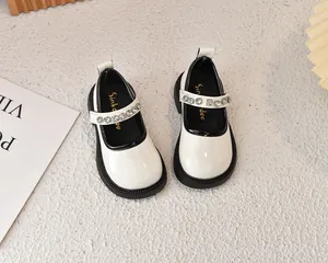 Vista detallada de zapatos Mary Jane blancos para niña con correas de diamantes de imitación
