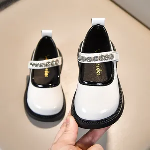 Detailansicht der weißen Lackleder Mary Jane Schuhe mit funkelnder Strass-Dekoration für Mädchen