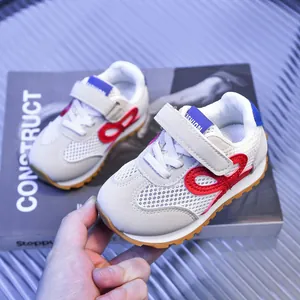 Détail de baskets en maille respirante pour enfants avec velcro et semelle en gomme
