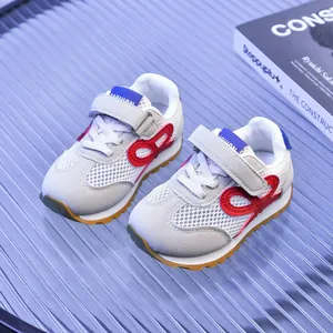 Détail des baskets blanches en maille respirante pour enfants avec semelle en gomme