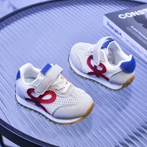 Détail de la tige en maille blanche respirante avec daim gris et fermeture velcro