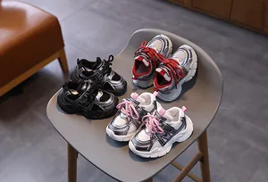 Comparaison détaillée de trois baskets pour enfants en noir, rouge et rose sur un tabouret