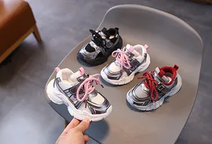 Détail de baskets en mesh pour enfants en coloris noir, argenté, rose et gris