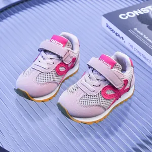 Vue détaillée de baskets respirantes pour enfants en rose et violet à scratch pratique