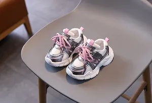 Détail de la tige en maille respirante et accents roses sur baskets rétro pour enfants