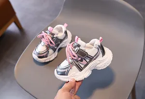 Détail de baskets respirantes pour enfants avec semelles épaisses et lacets roses