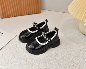 Detalle de merceditas de charol negro para niña con cinco brillantes diamantes de imitación