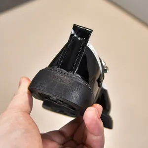 Details von schwarzen Lacklederschuhen für Mädchen mit rutschfesten Gummisohlen