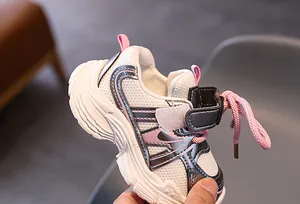 Détails de baskets pour enfants avec maille respirante, touches roses et bande Velcro