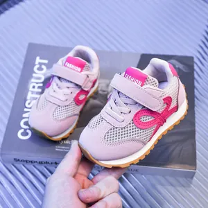 Vue détaillée de baskets pour filles avec maille respirante et semelle en caoutchouc durable