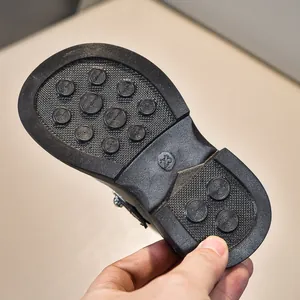 Detailansicht der schwarzen rutschfesten Gummisohle mit Noppenstruktur für Kleinkinderschuhe