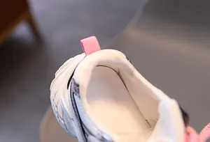 Détail de la doublure en éponge et de la maille respirante sur les baskets pour enfants