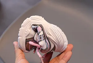 Détail de la semelle en caoutchouc ultra-flexible de ces baskets respirantes pour enfants