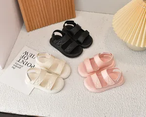 Tre colori di sandali sportivi per bambini antiscivolo con doppia chiusura a strappo