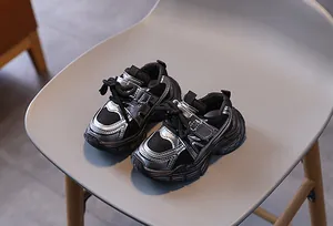 Détail de chaussures de sport enfant avec empiècements argentés et mesh respirant