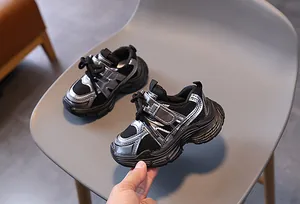 Gros plan sur la maille respirante et le similicuir métallisé des baskets rétro enfant