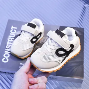 Détail de la tige en maille respirante et de la bande velcro sur baskets enfant