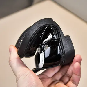 Nahaufnahme der flexiblen Gummisohle schwarzer Lackleder-Mary Jane-Schuhe für Mädchen