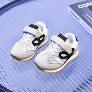 Détails de baskets blanches pour enfants en maille respirante avec semelle en caoutchouc