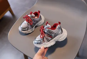 Détails de baskets enfant respirantes en maille avec finitions gris argent et rouge