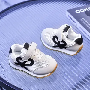 Détails de baskets blanches en mesh pour filles avec nœud et fermeture velcro