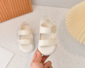 Dettaglio di sandali sportivi beige da bambino con cinturini in velcro e cuciture