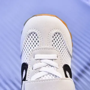 Vue macro des mailles respirantes et du daim gris sur ces baskets légères pour filles